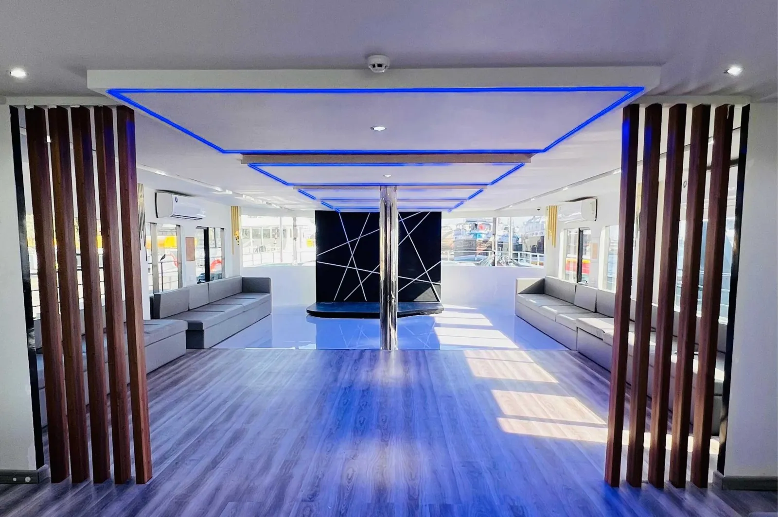 147 Ft Royal Rave yacht lounge space