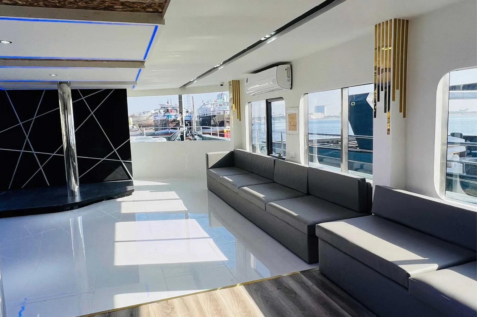 147 Ft Royal Rave yacht with windows
